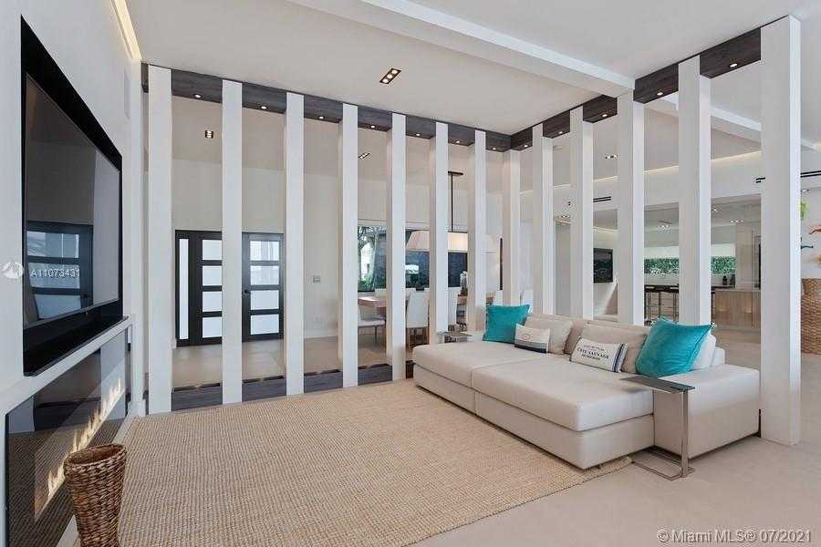 Small Image of 7972 BISCAYNE POINT CIR, Miami Beach Number 4