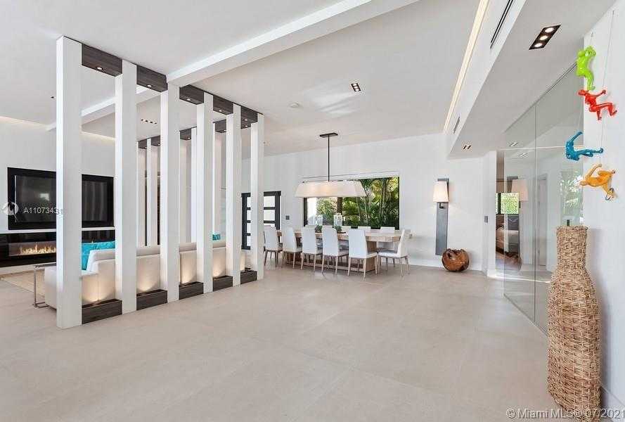 Small Image of 7972 BISCAYNE POINT CIR, Miami Beach Number 5