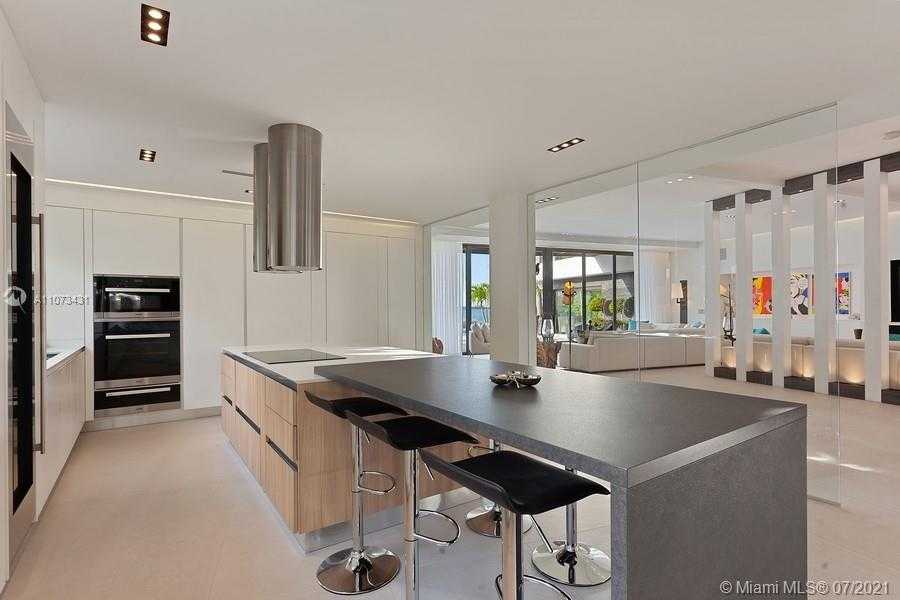Small Image of 7972 BISCAYNE POINT CIR, Miami Beach Number 6