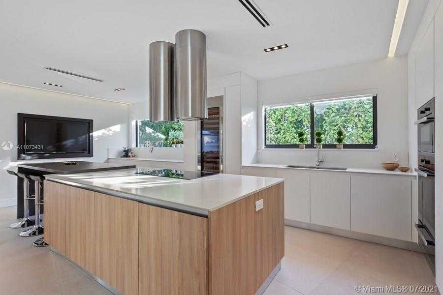 Small Image of 7972 BISCAYNE POINT CIR, Miami Beach Number 7