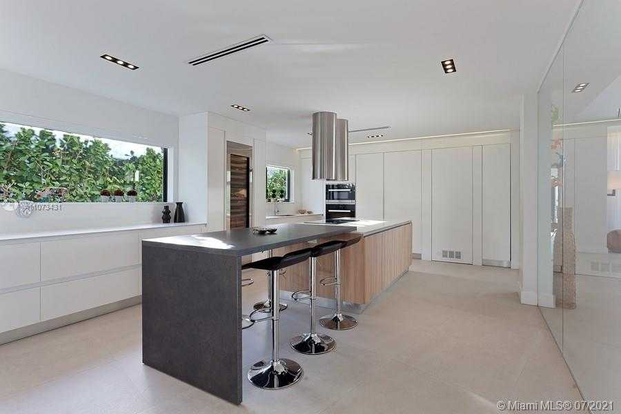 Small Image of 7972 BISCAYNE POINT CIR, Miami Beach Number 8
