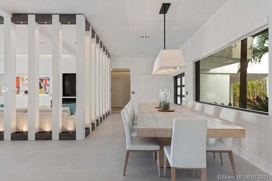 Small Image of 7972 BISCAYNE POINT CIR, Miami Beach Number 9