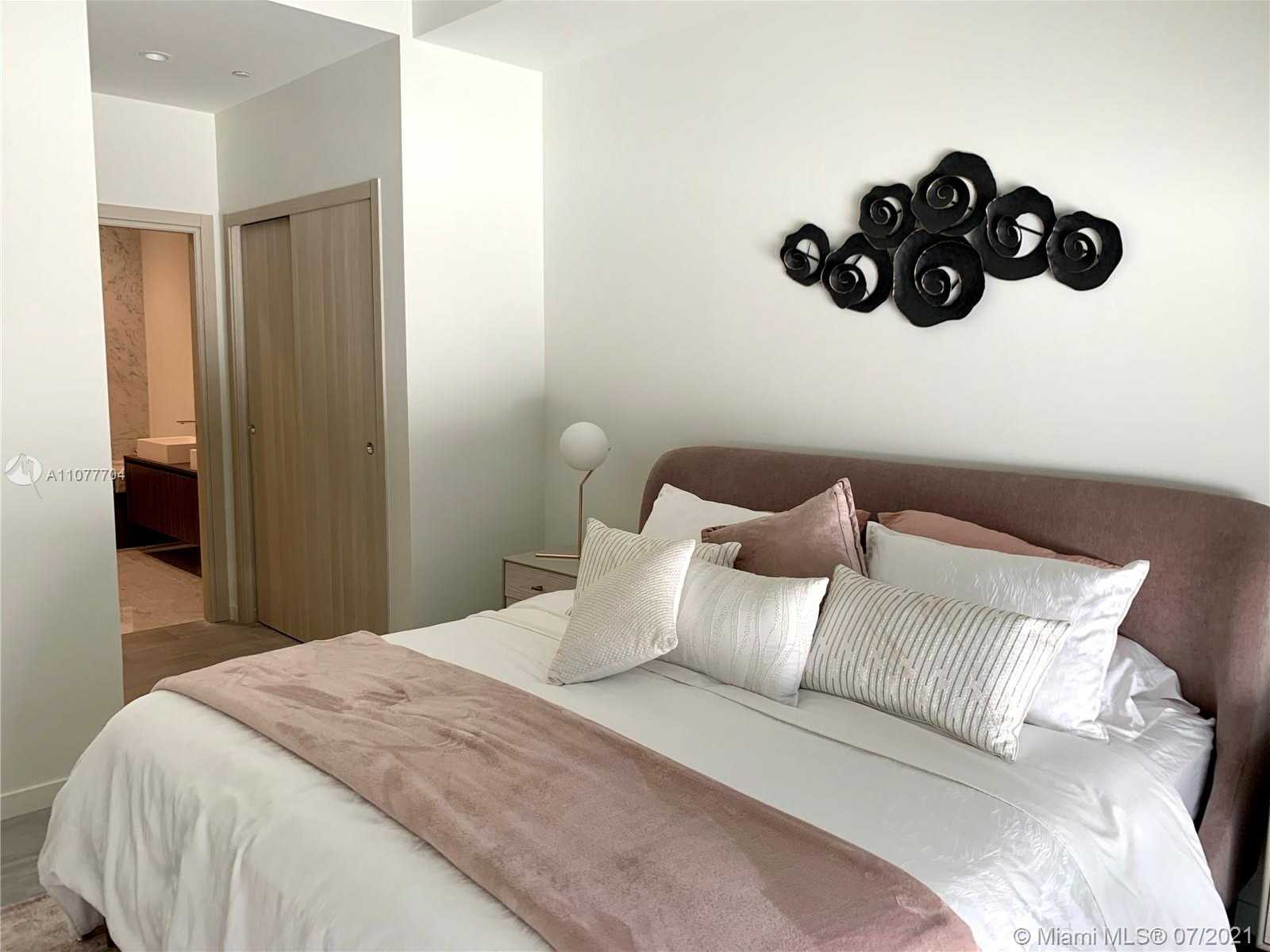 Small Image of 1000 BRICKELL PLZ #1805, Miami Number 6