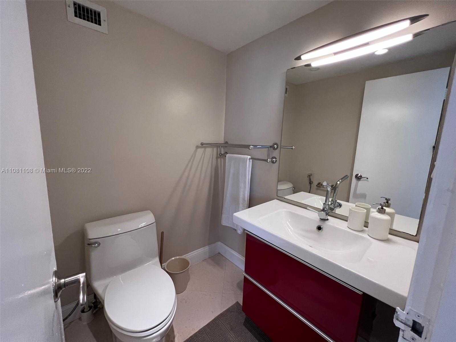 Small Image of 100 Lincoln Rd, Miami Beach, FL 33139, USA Number 11