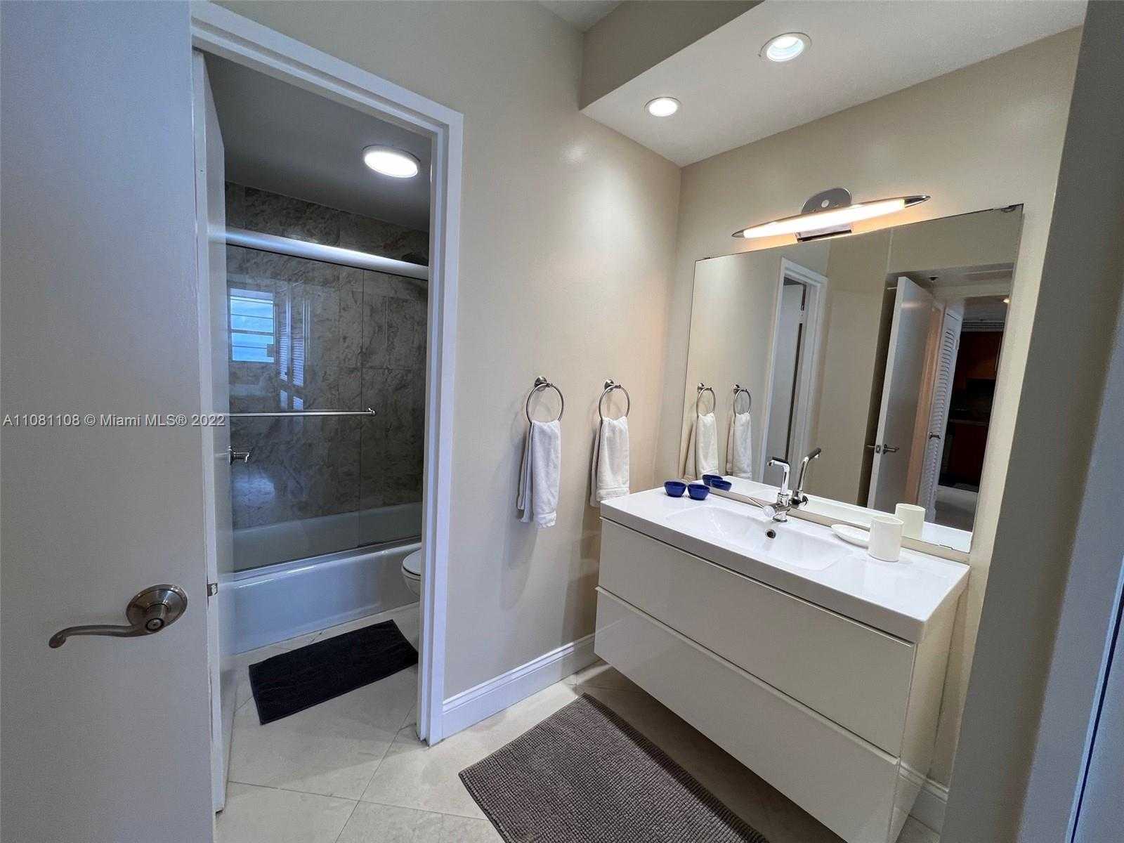 Small Image of 100 Lincoln Rd, Miami Beach, FL 33139, USA Number 12