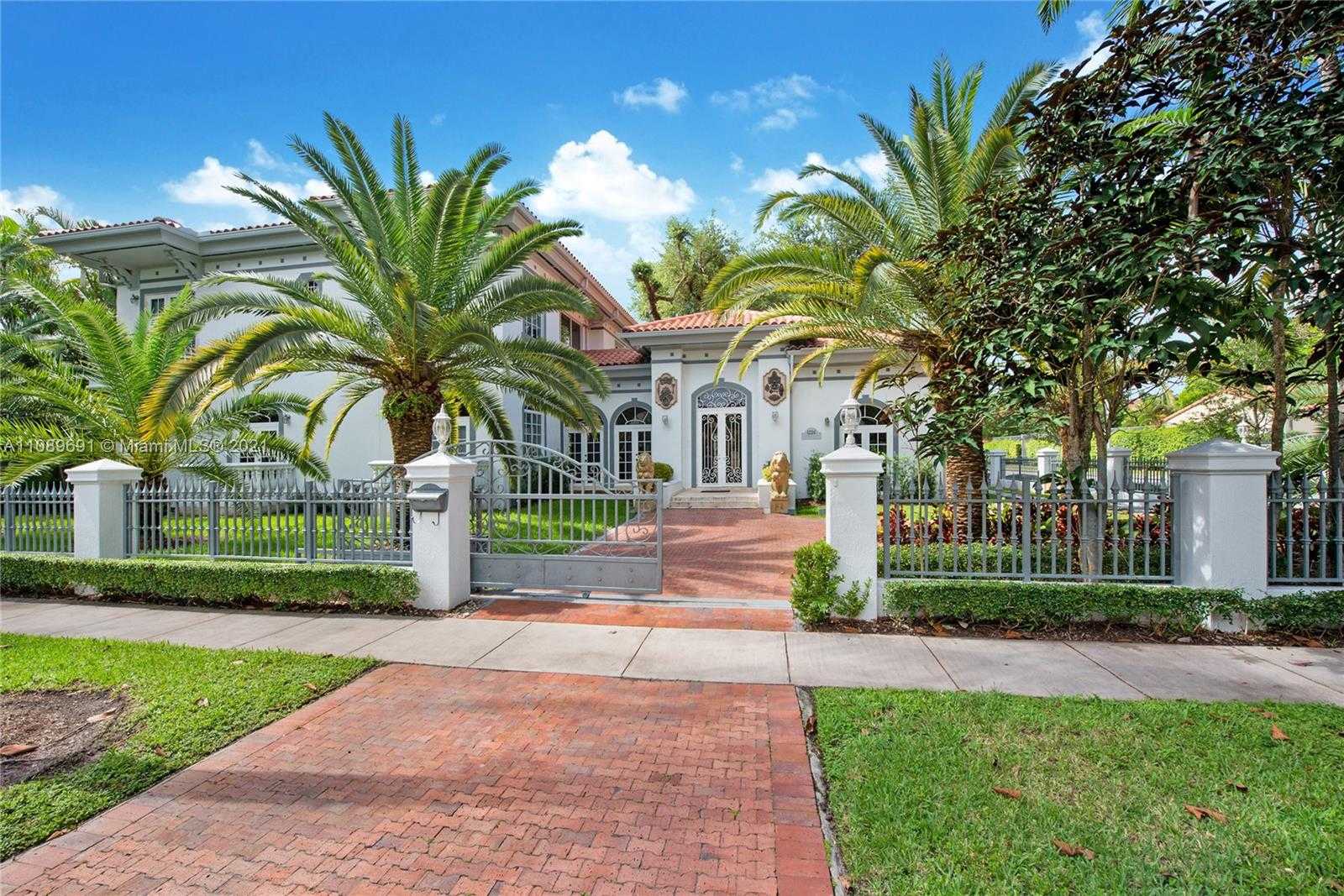 Small Image of 1224 ALMERIA AVE, Coral Gables Number 2