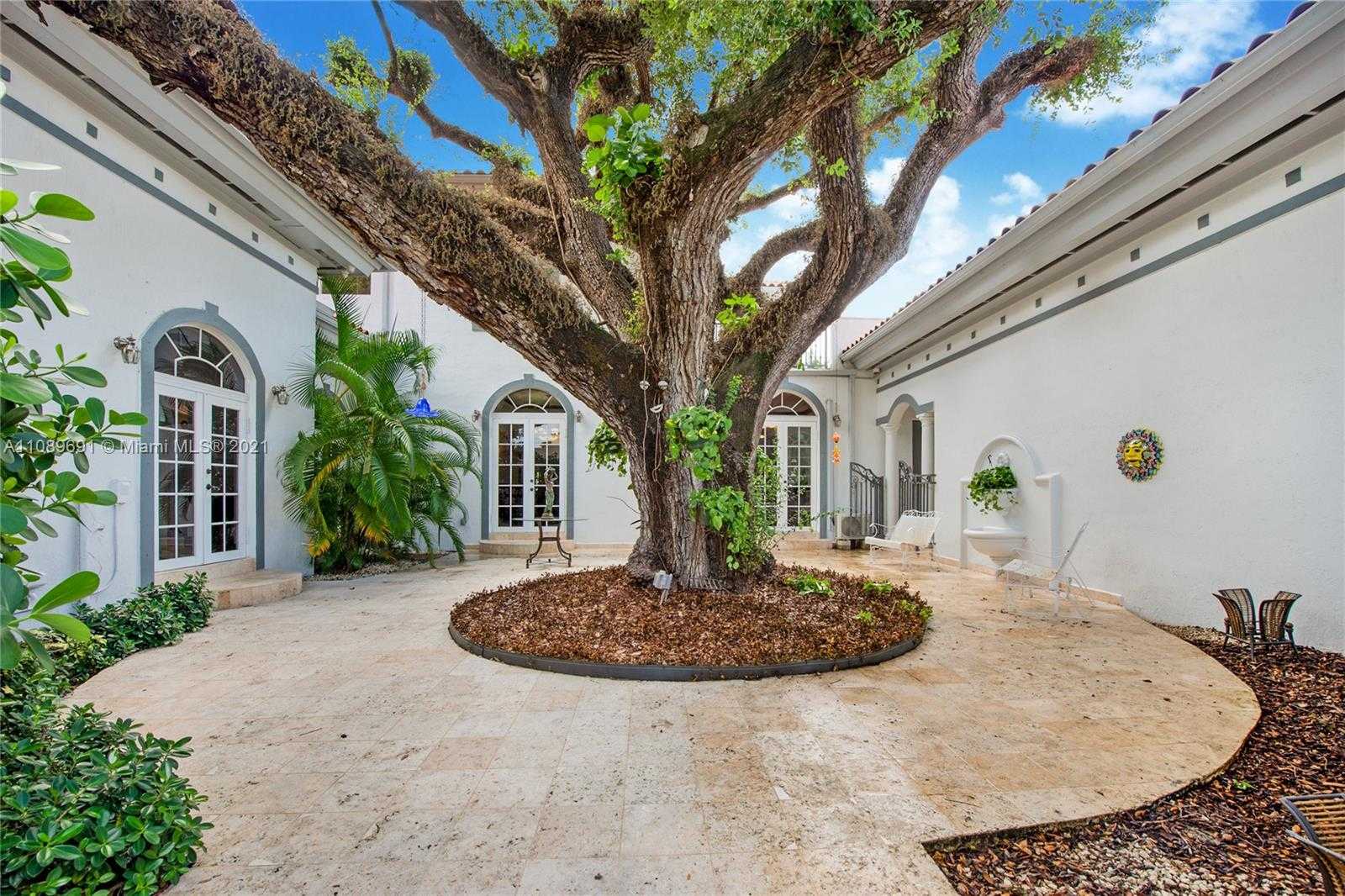 Small Image of 1224 ALMERIA AVE, Coral Gables Number 4