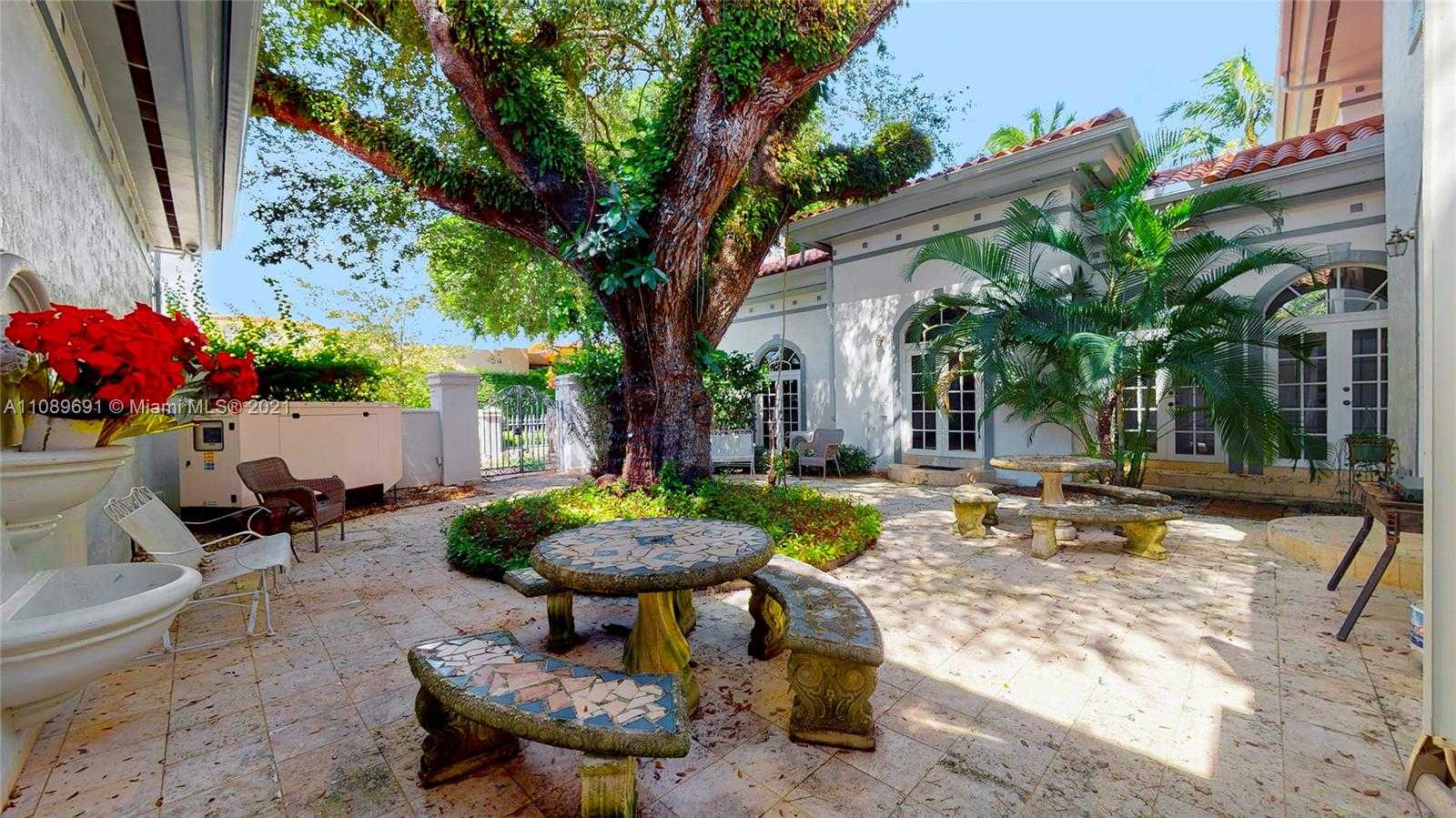 Small Image of 1224 ALMERIA AVE, Coral Gables Number 5