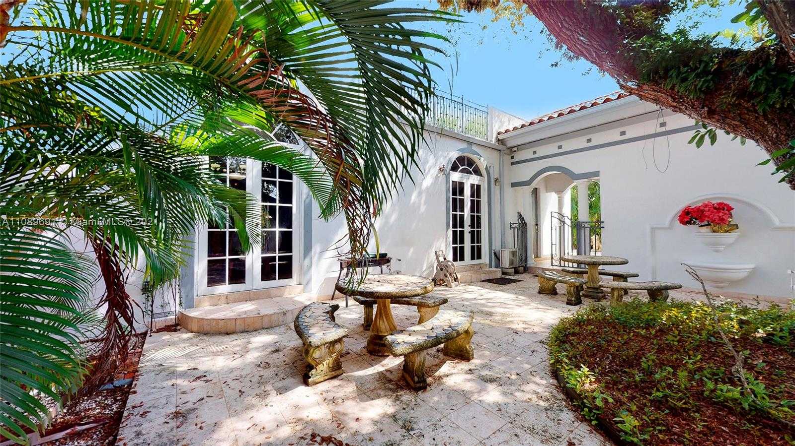 Small Image of 1224 ALMERIA AVE, Coral Gables Number 6