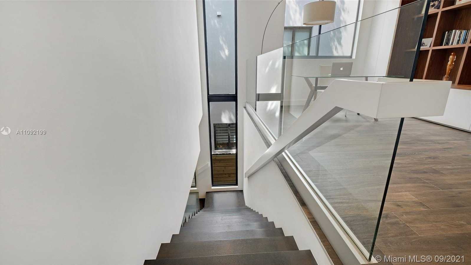 Small Image of 2977 JACKSON AVE #2977, Miami Number 22