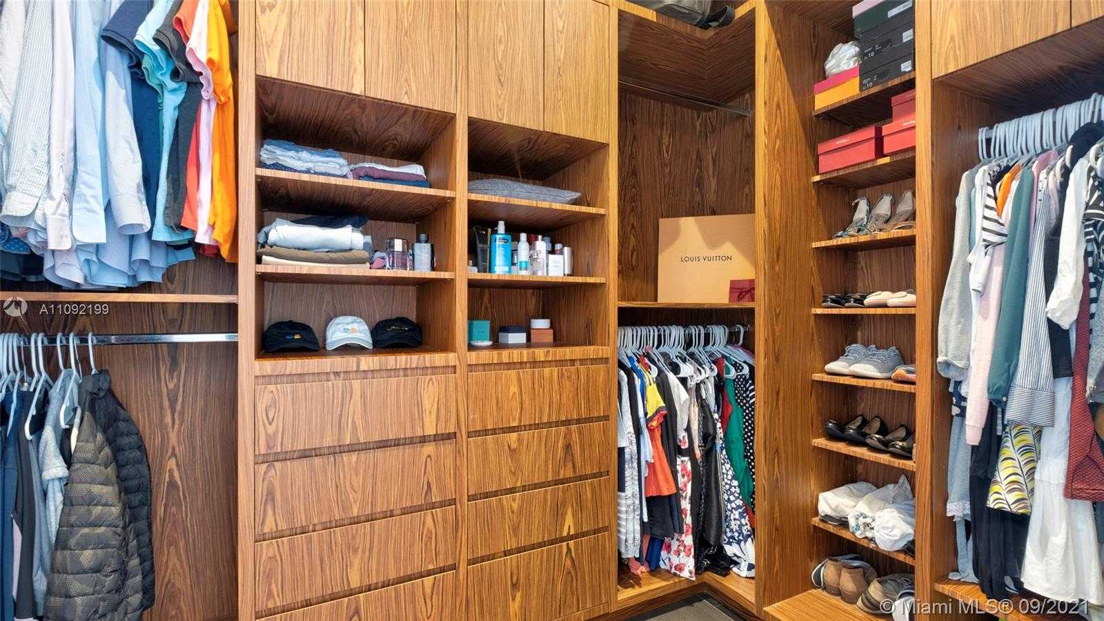 Small Image of 2977 JACKSON AVE #2977, Miami Number 30