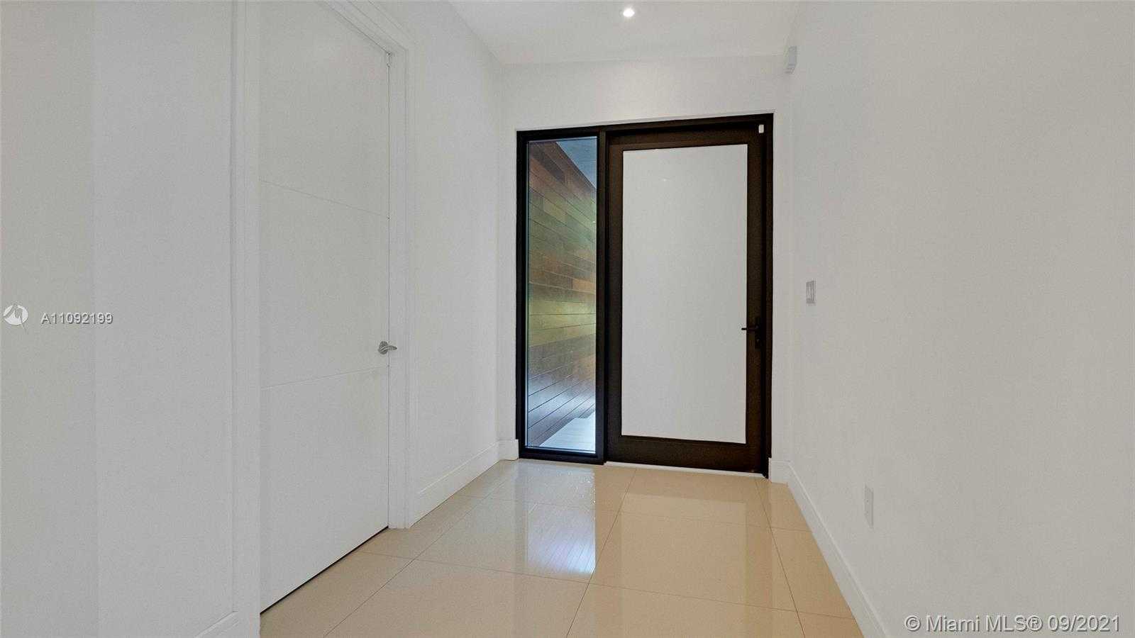 Small Image of 2977 JACKSON AVE #2977, Miami Number 4