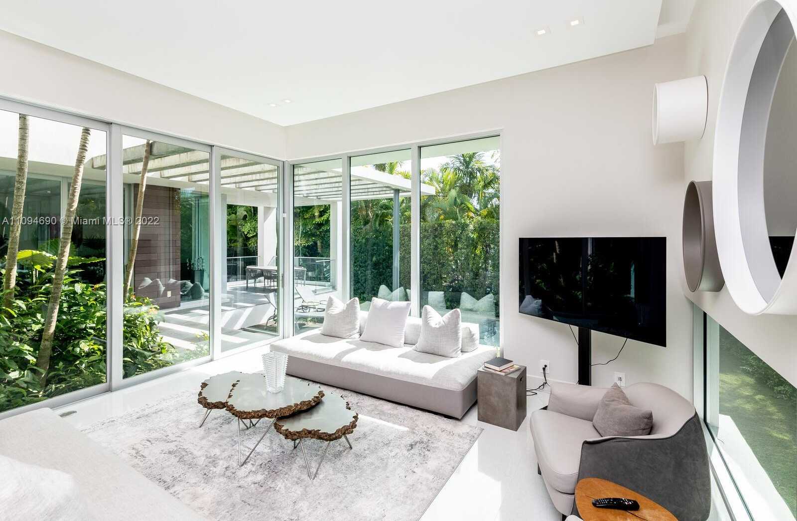Small Image of 320 WEST HEATHER DR, Key Biscayne Number 2