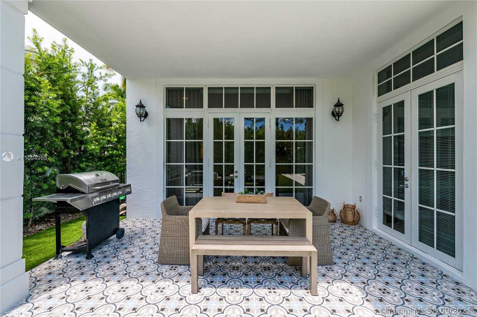 Small Image of 28 GRAND BAY ESTATES CIR, Key Biscayne Number 24