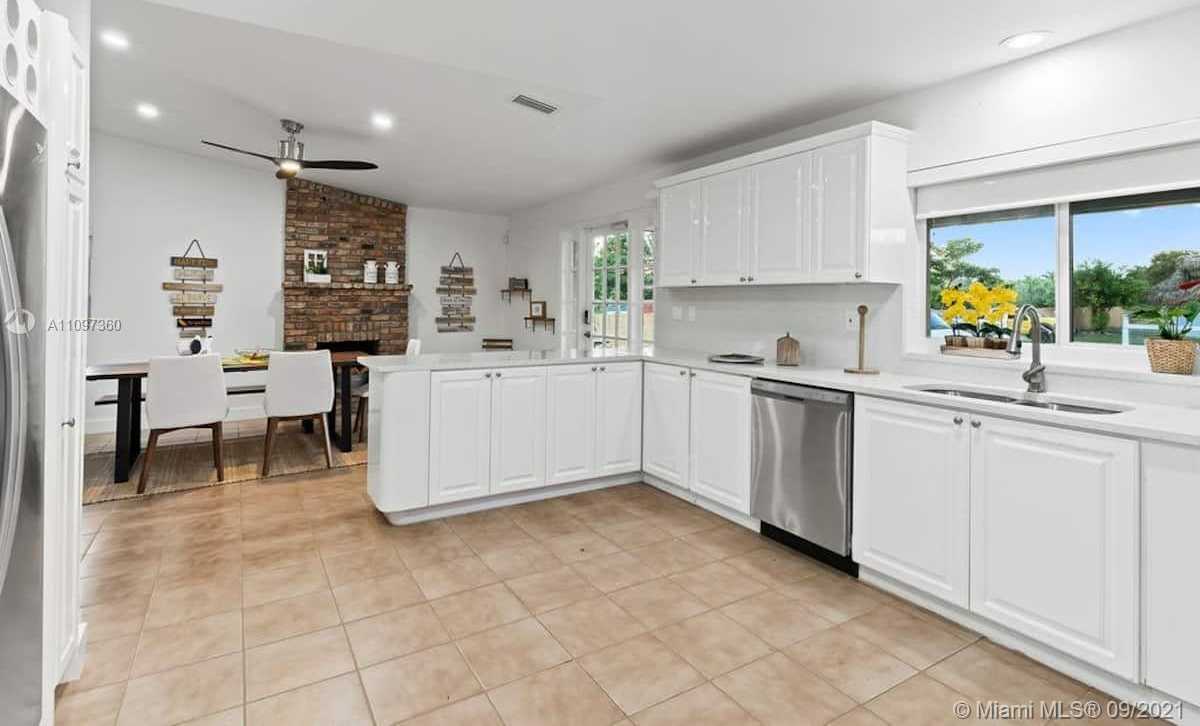 Small Image of 19491 SOUTH WEST 210TH ST, Miami Number 5