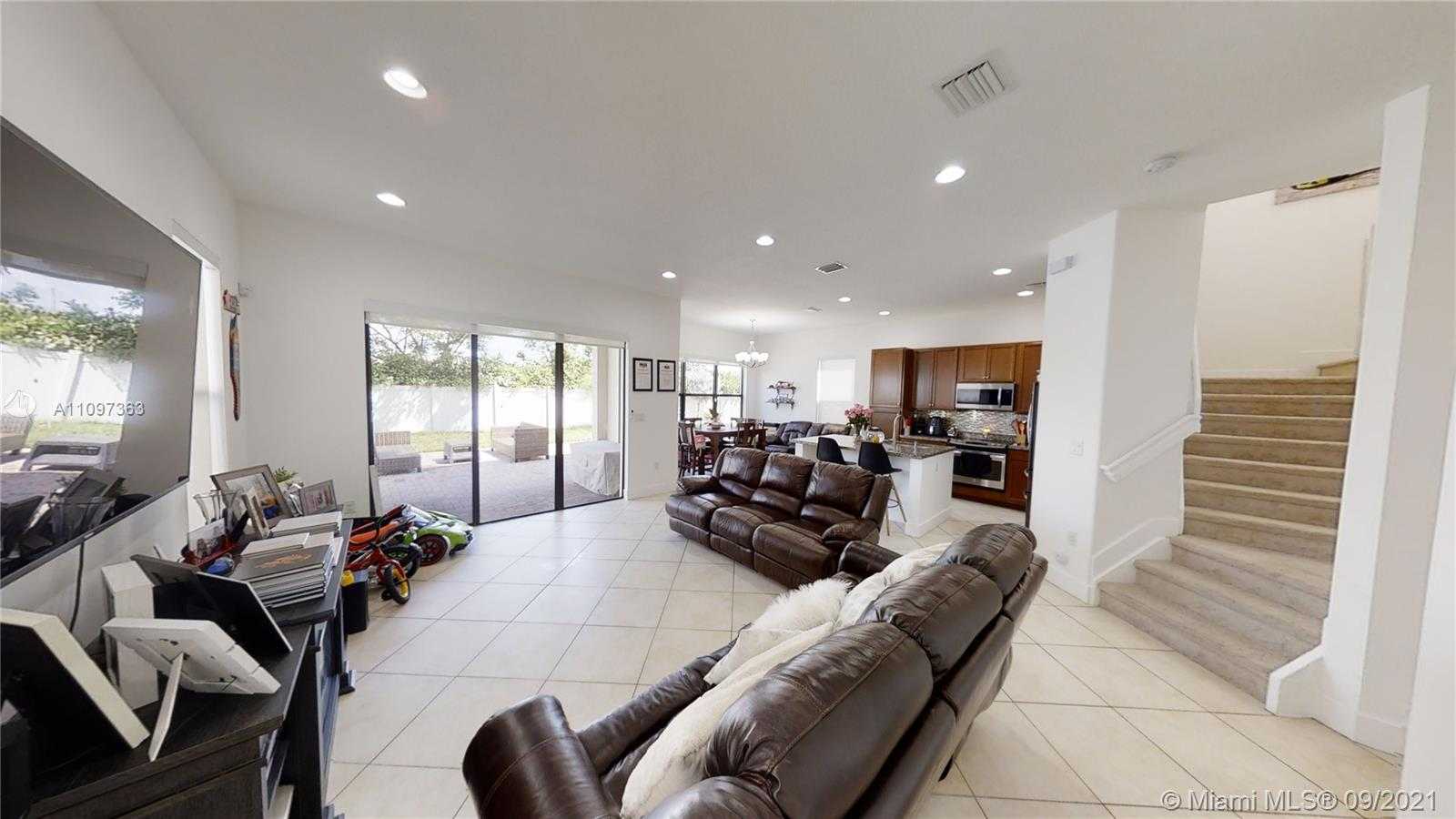 Small Image of 3261 WEST 99TH PL, Hialeah Number 2