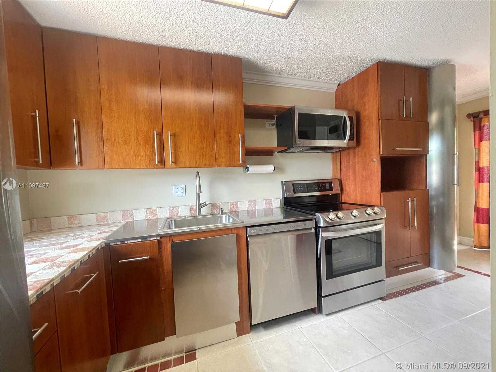 Small Image of 1486 Springside Dr, Weston, FL 33326, USA Number 9