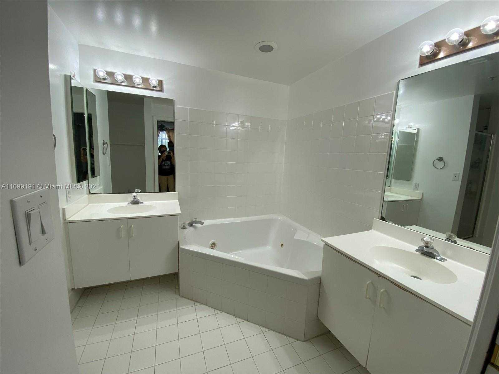 Small Image of 9725 NW 52nd St, Doral, FL 33178, USA Number 11