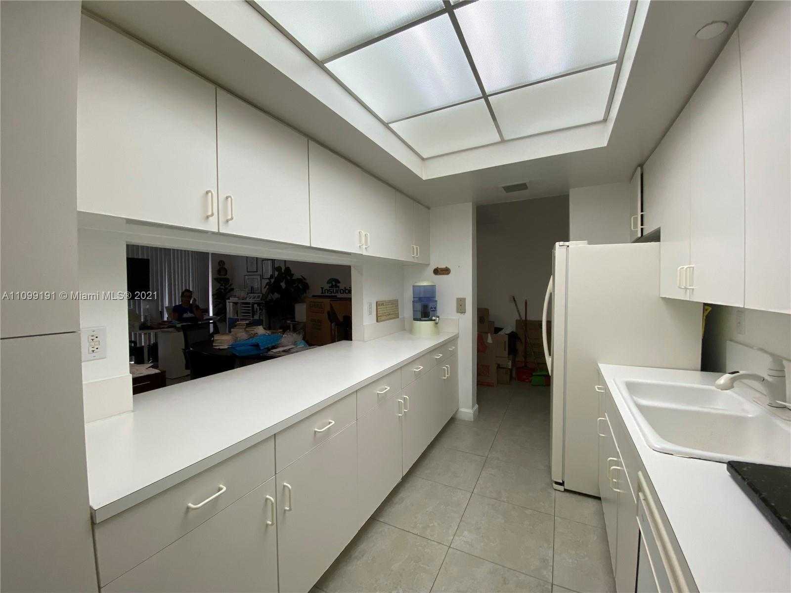 Small Image of 9725 NW 52nd St, Doral, FL 33178, USA Number 4