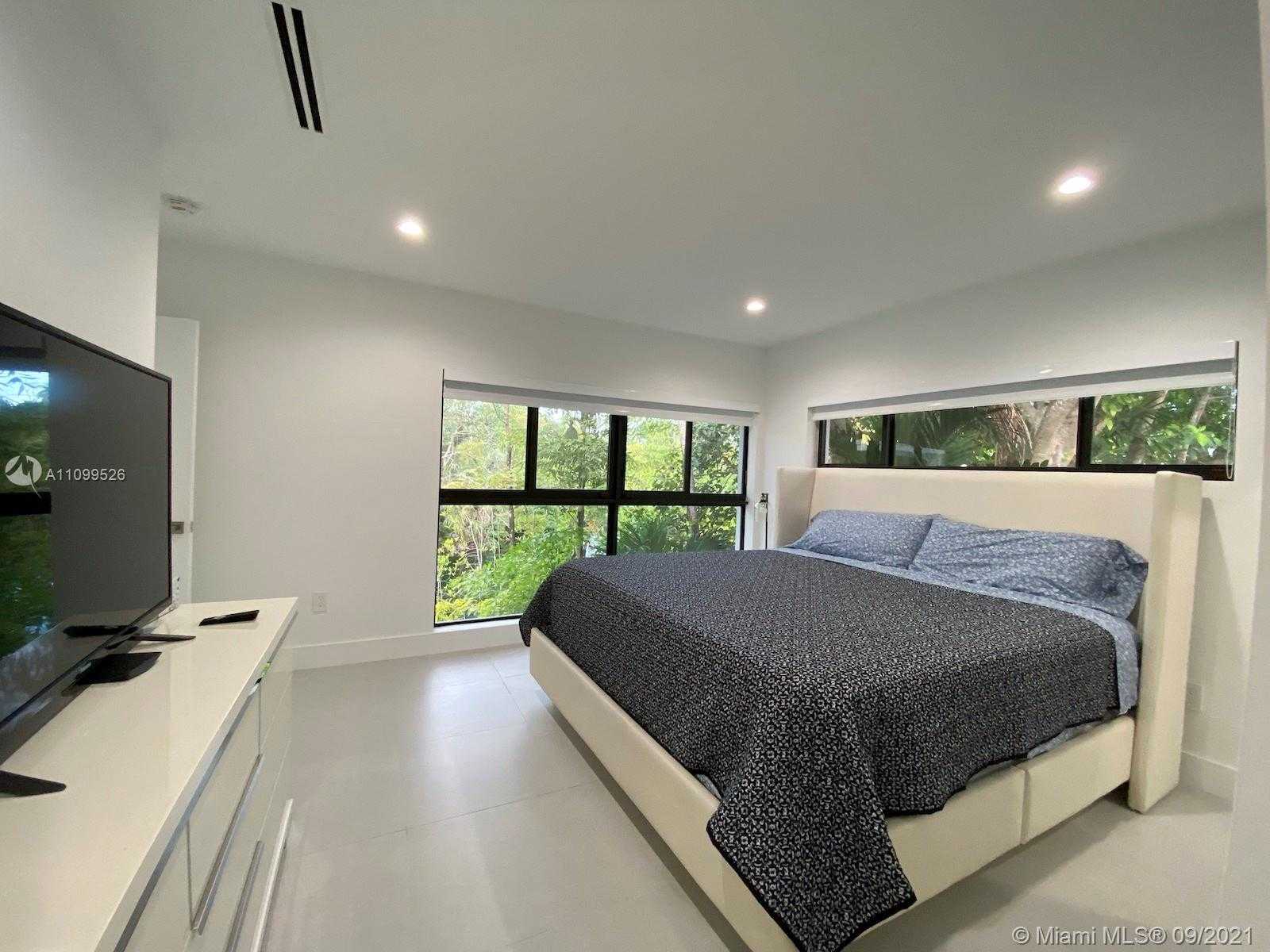 Small Image of 6025 SOUTH WEST 72ND AVE, Miami Number 12