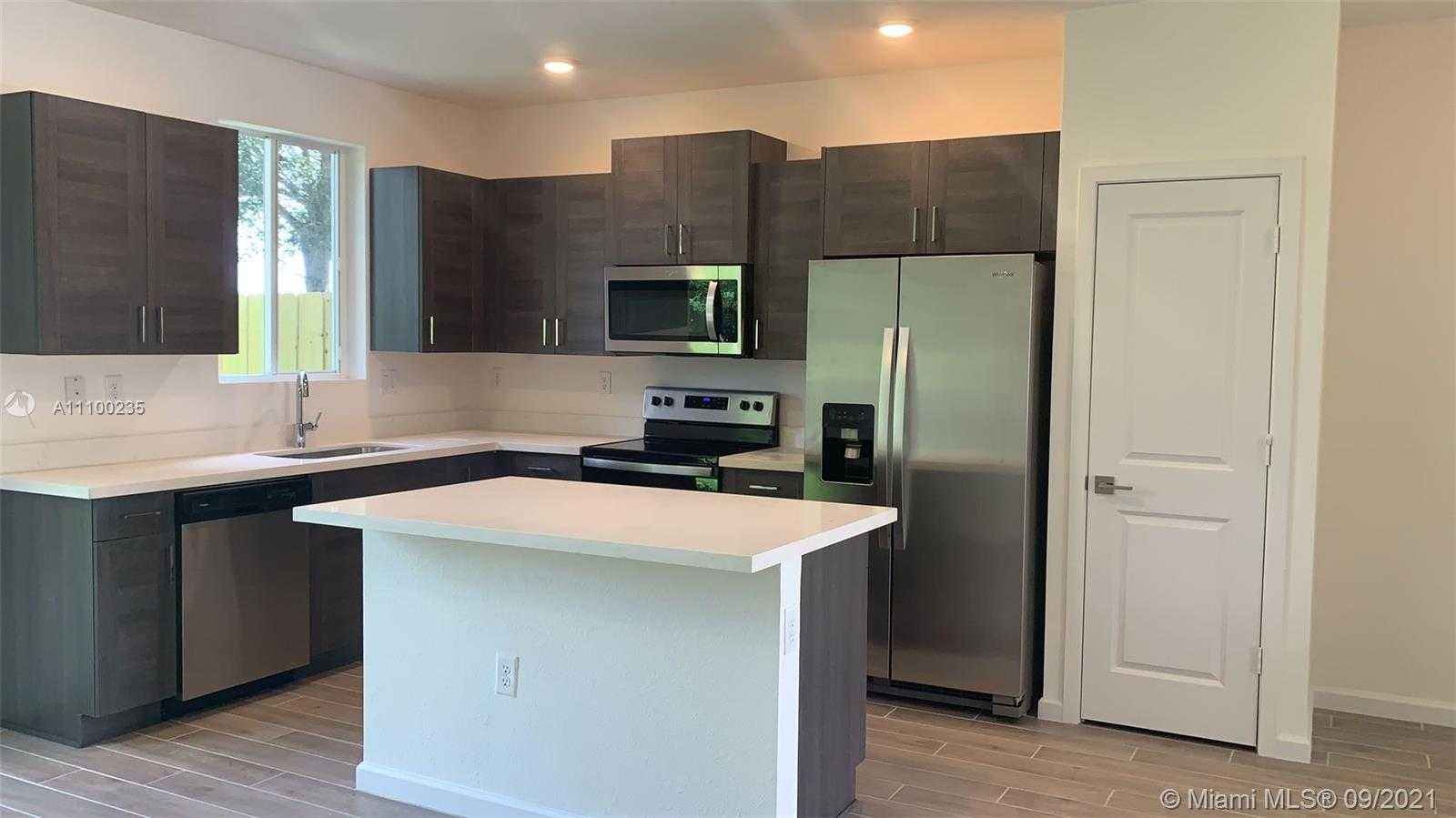 Small Image of 2411 SE 10th St, Homestead, FL 33035, USA Number 3