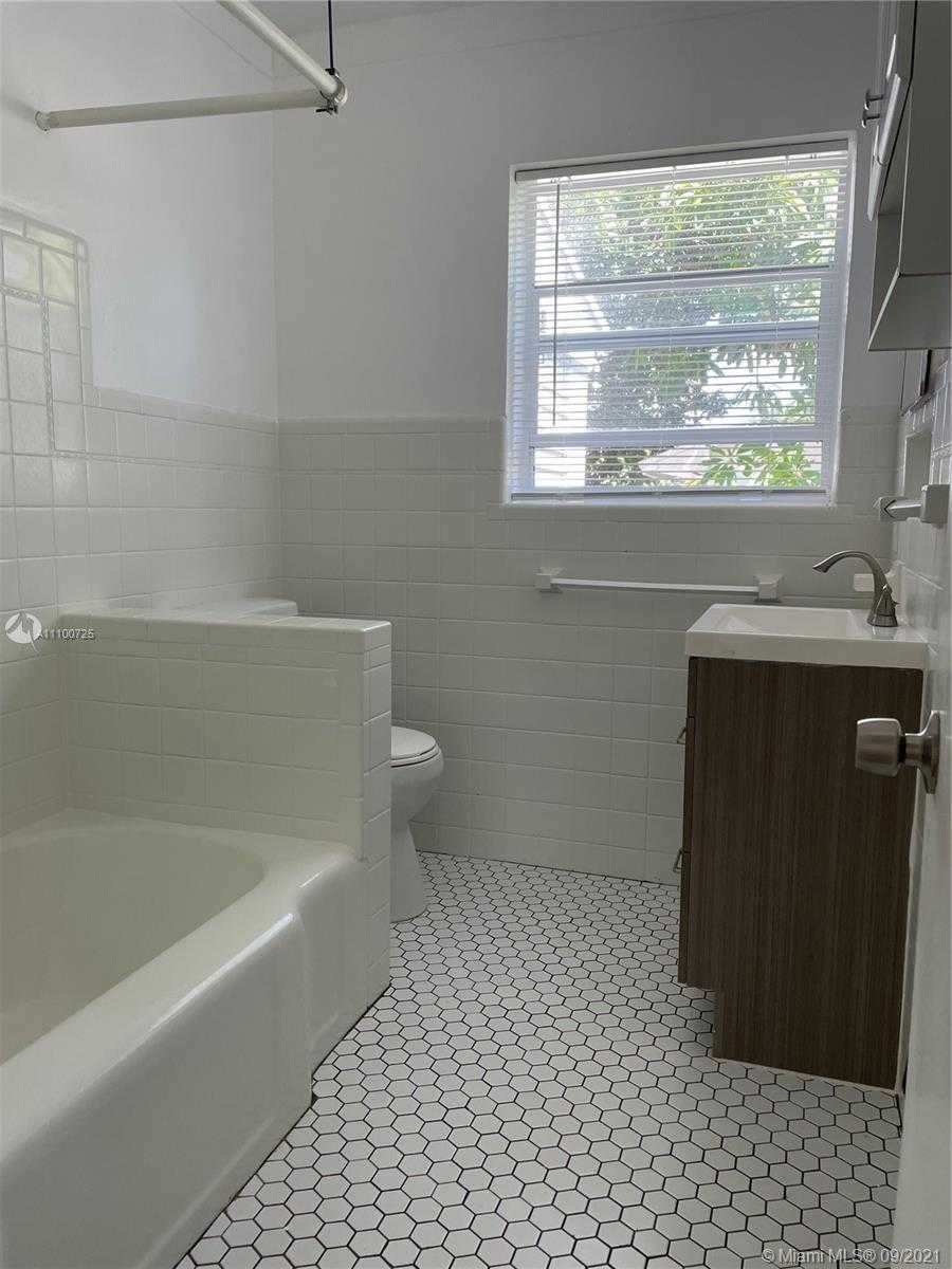 Small Image of 1943 TAYLOR ST, Hollywood Number 13
