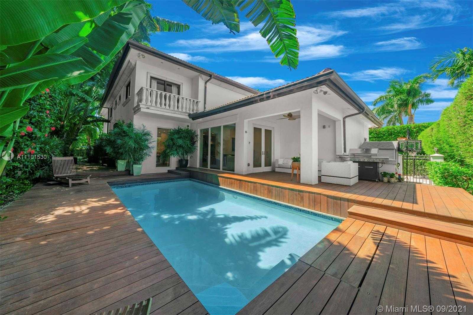 Small Image of 9725 BROADVIEW TER, Bay Harbor Islands Number 2