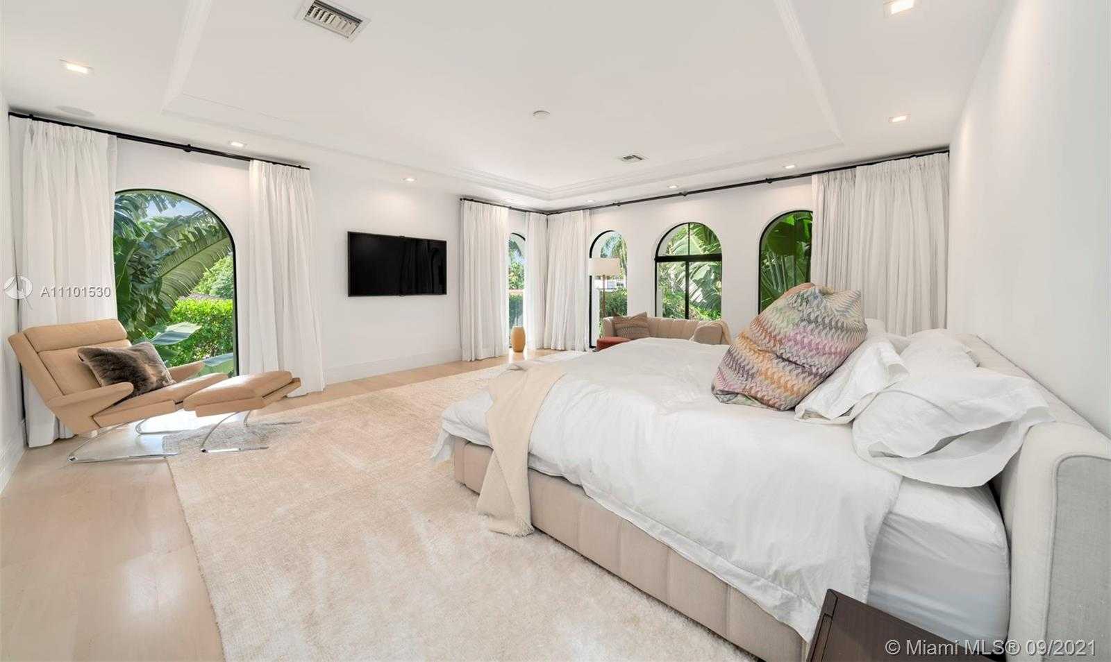 Small Image of 9725 BROADVIEW TER, Bay Harbor Islands Number 20