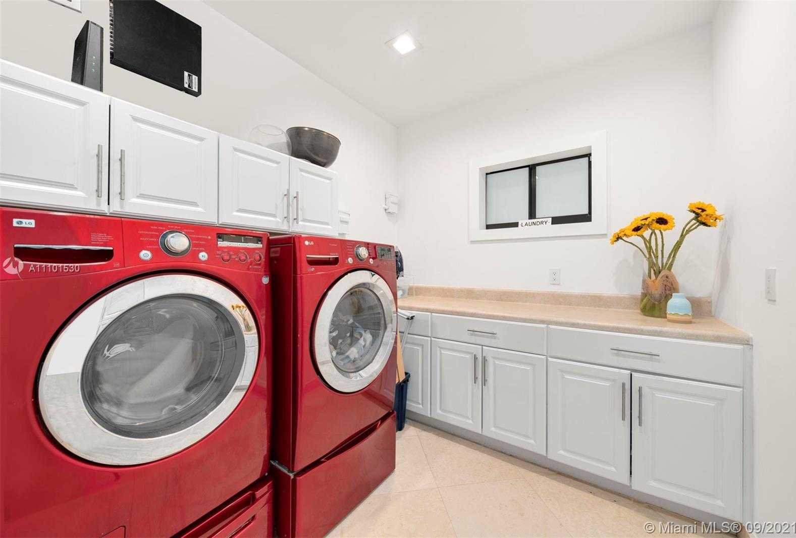 Small Image of 9725 BROADVIEW TER, Bay Harbor Islands Number 40