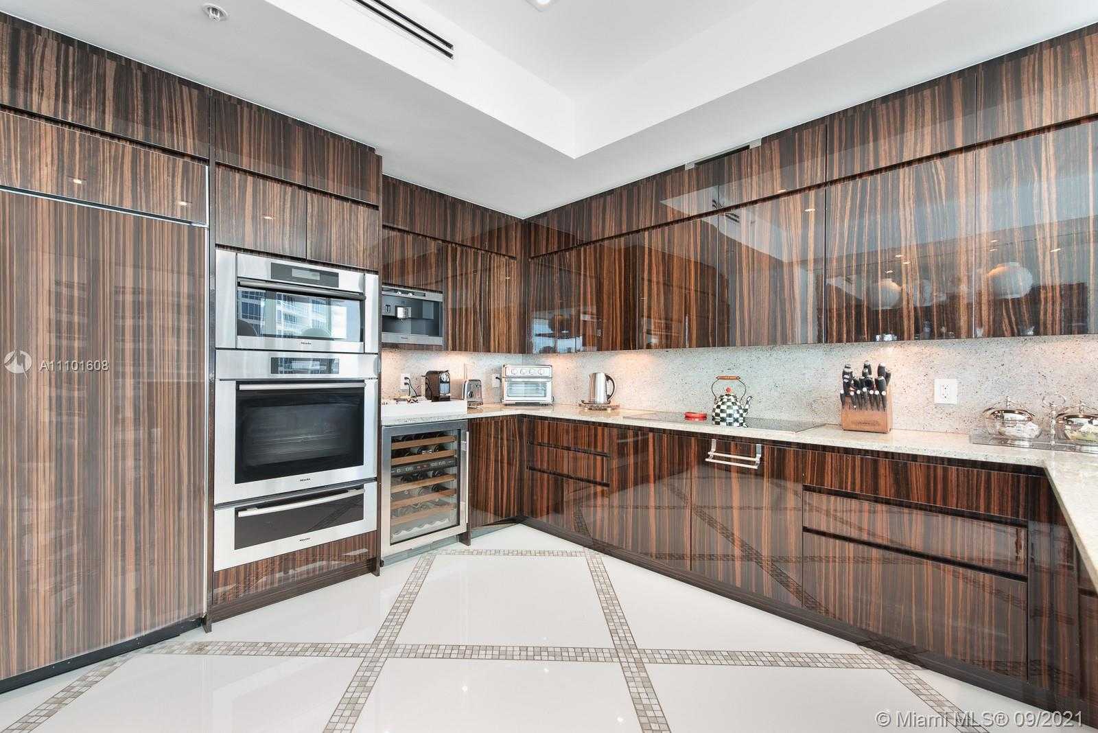 Small Image of 50 SOUTH POINTE DR #1502/03, Miami Beach Number 9