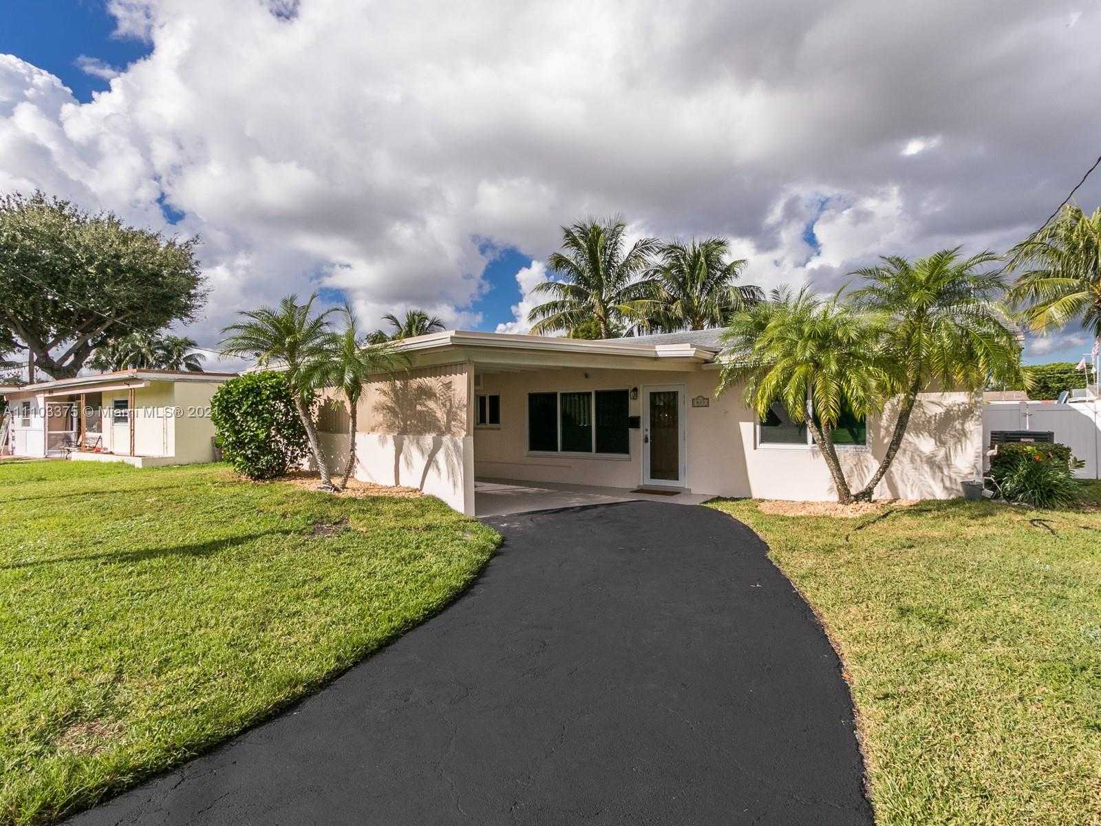Small Image of 923 NAUTILUS ISLE, Dania Beach Number 2