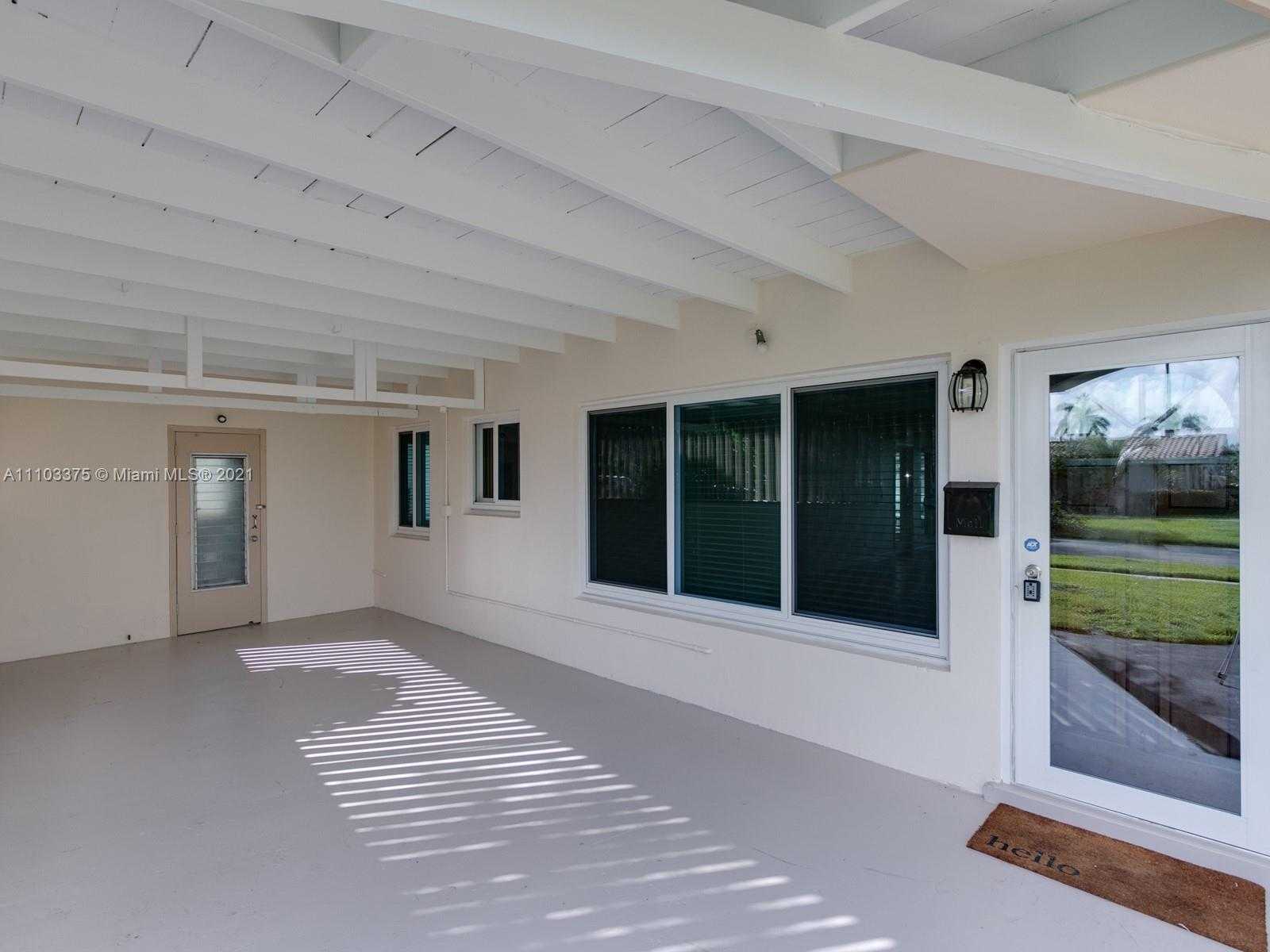 Small Image of 923 NAUTILUS ISLE, Dania Beach Number 3