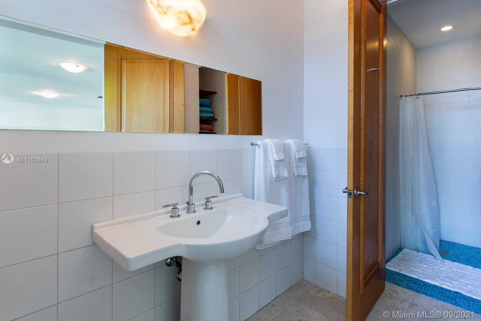 Small Image of 8340 HAWTHORNE AVE, Miami Beach Number 15