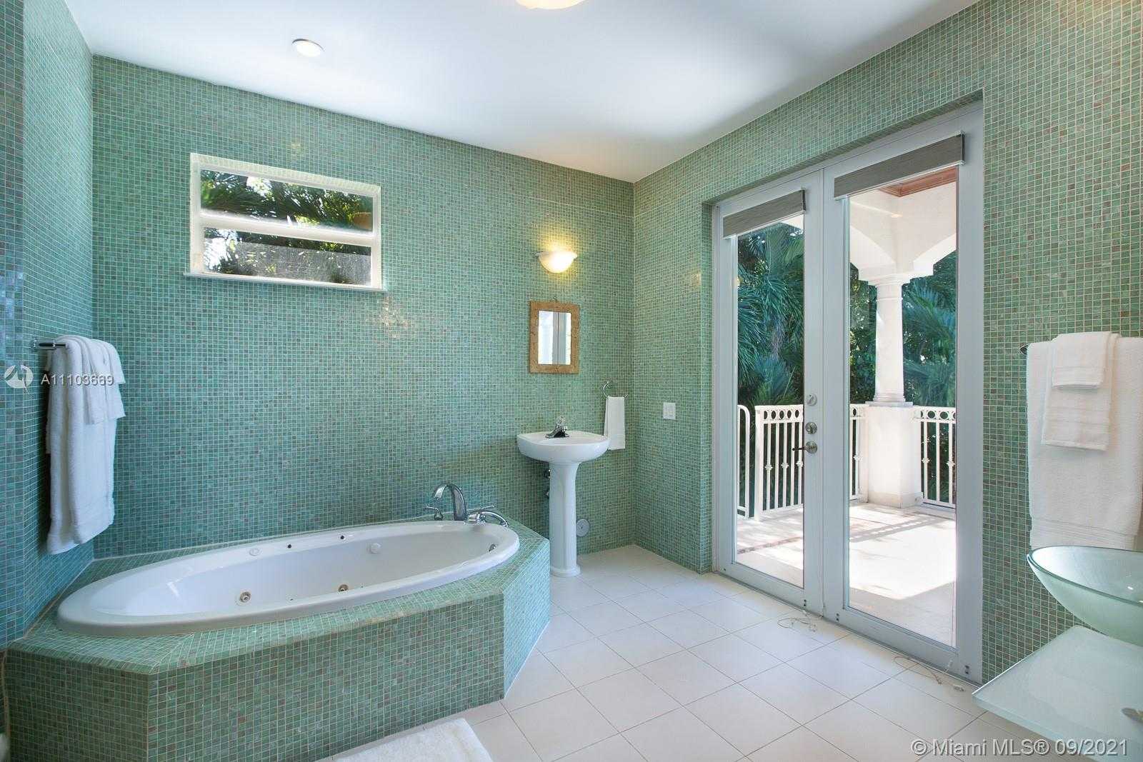 Small Image of 8340 HAWTHORNE AVE, Miami Beach Number 16