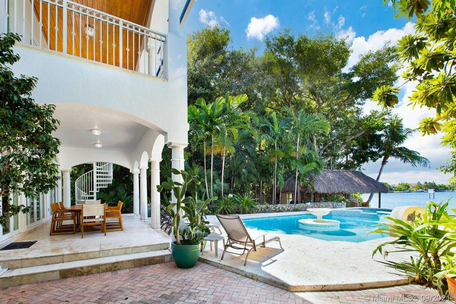 Small Image of 8340 HAWTHORNE AVE, Miami Beach Number 3