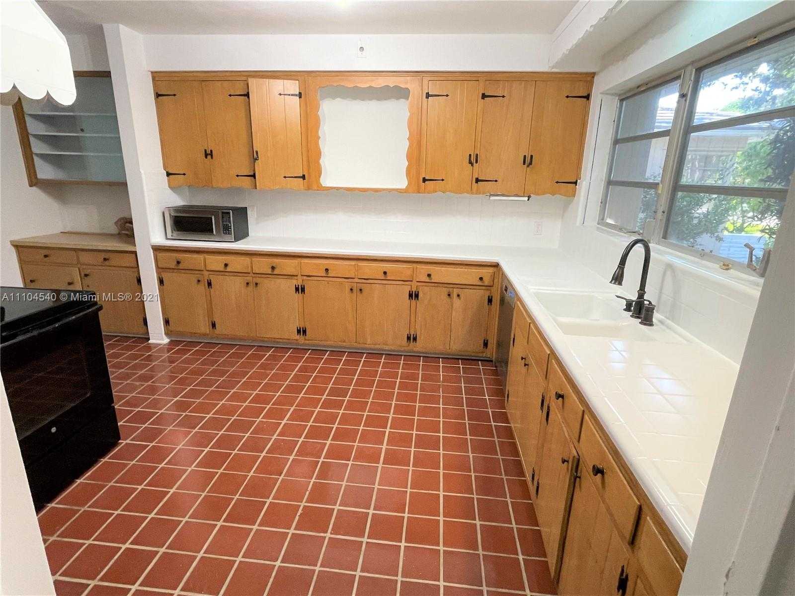 Small Image of 9045 HAWTHORNE AVE, Surfside Number 16