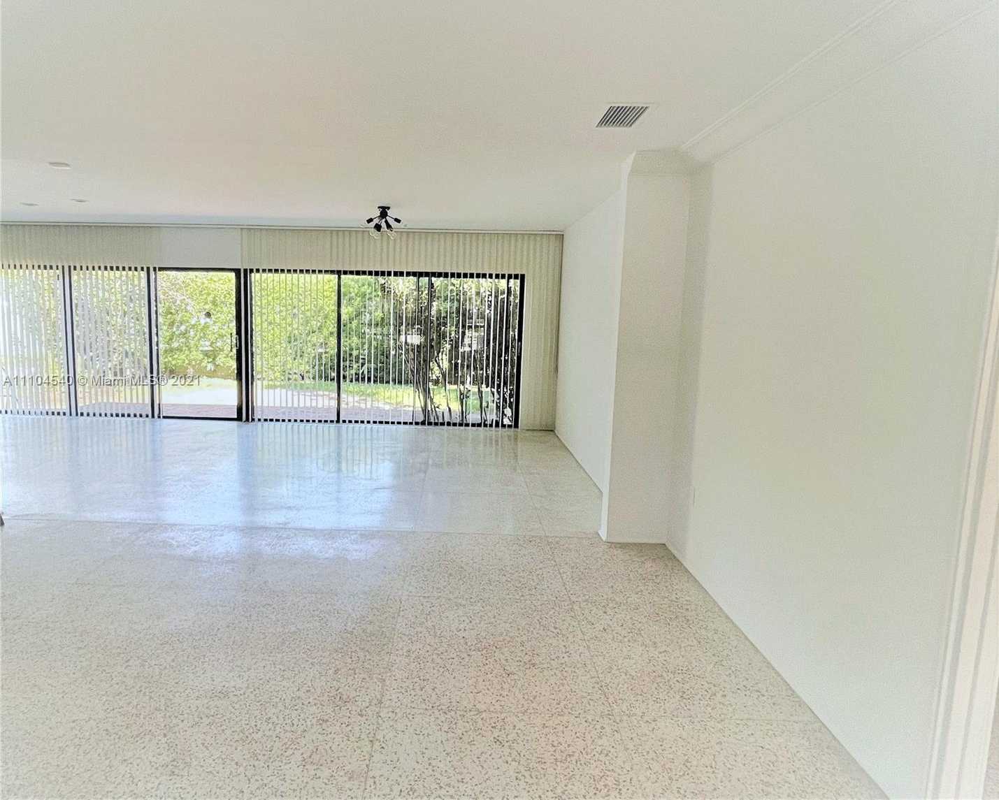 Small Image of 9045 HAWTHORNE AVE, Surfside Number 7