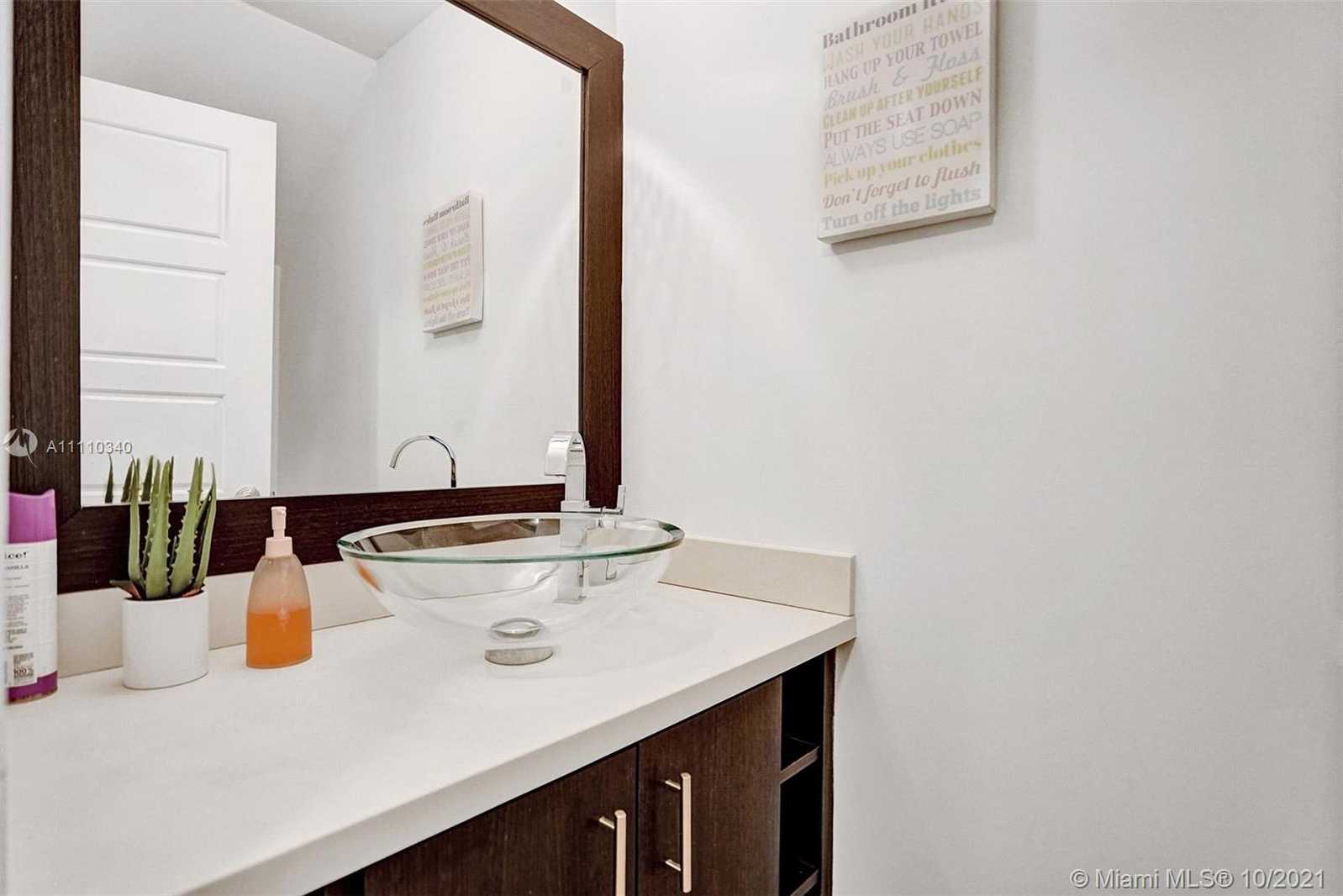 Small Image of 3160 NEW YORK ST #B, Miami Number 16