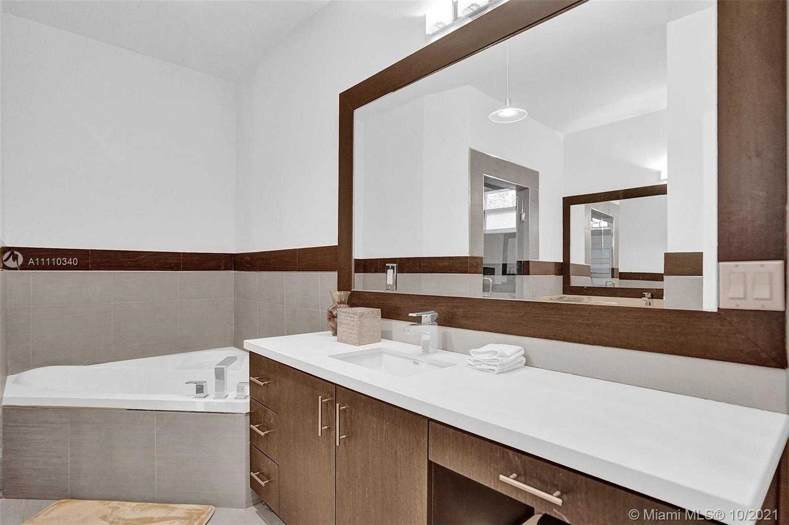 Small Image of 3160 NEW YORK ST #B, Miami Number 9