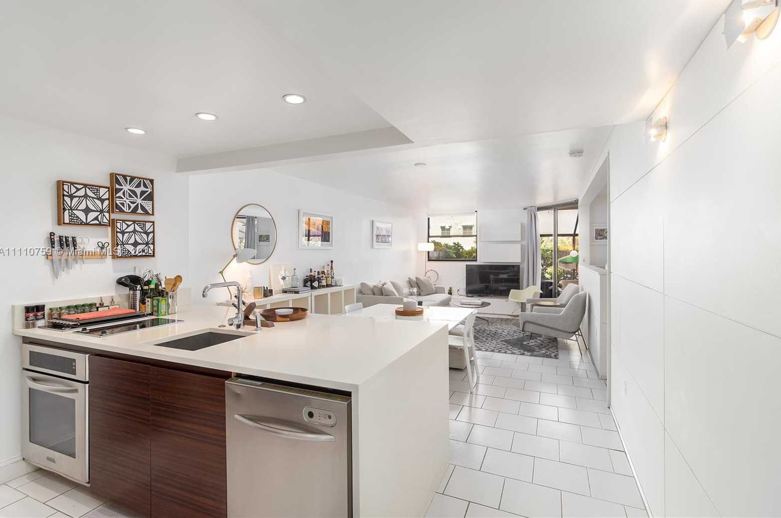 Small Image of 55 OCEAN LANE DR #1027, Key Biscayne Number 3