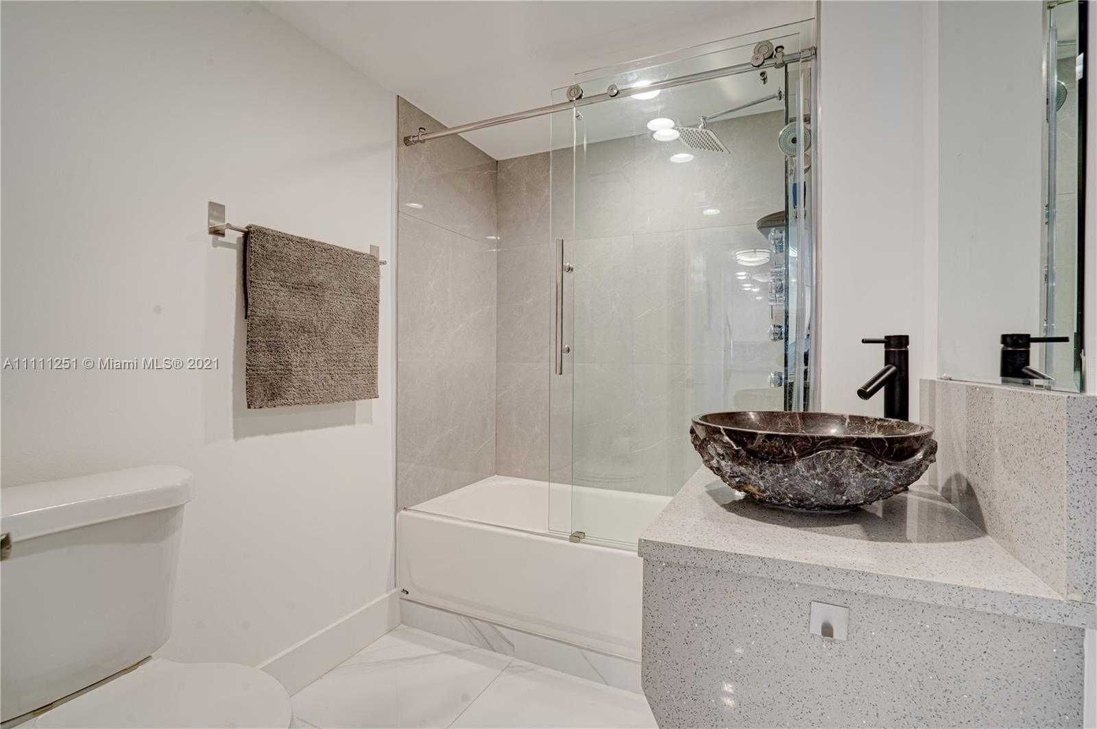Small Image of 2555 COLLINS AVE #2207, Miami Beach Number 10