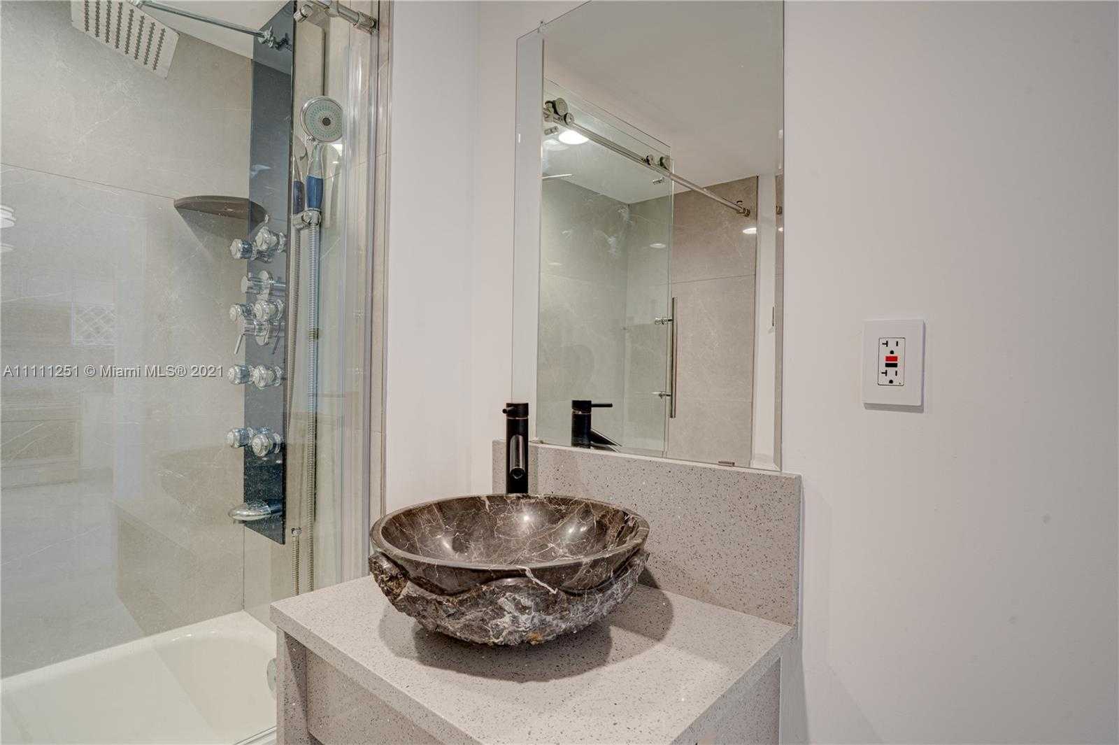 Small Image of 2555 COLLINS AVE #2207, Miami Beach Number 11