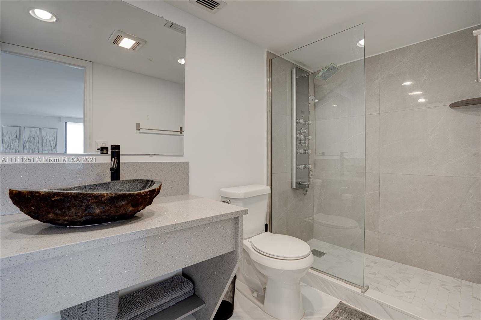 Small Image of 2555 COLLINS AVE #2207, Miami Beach Number 19