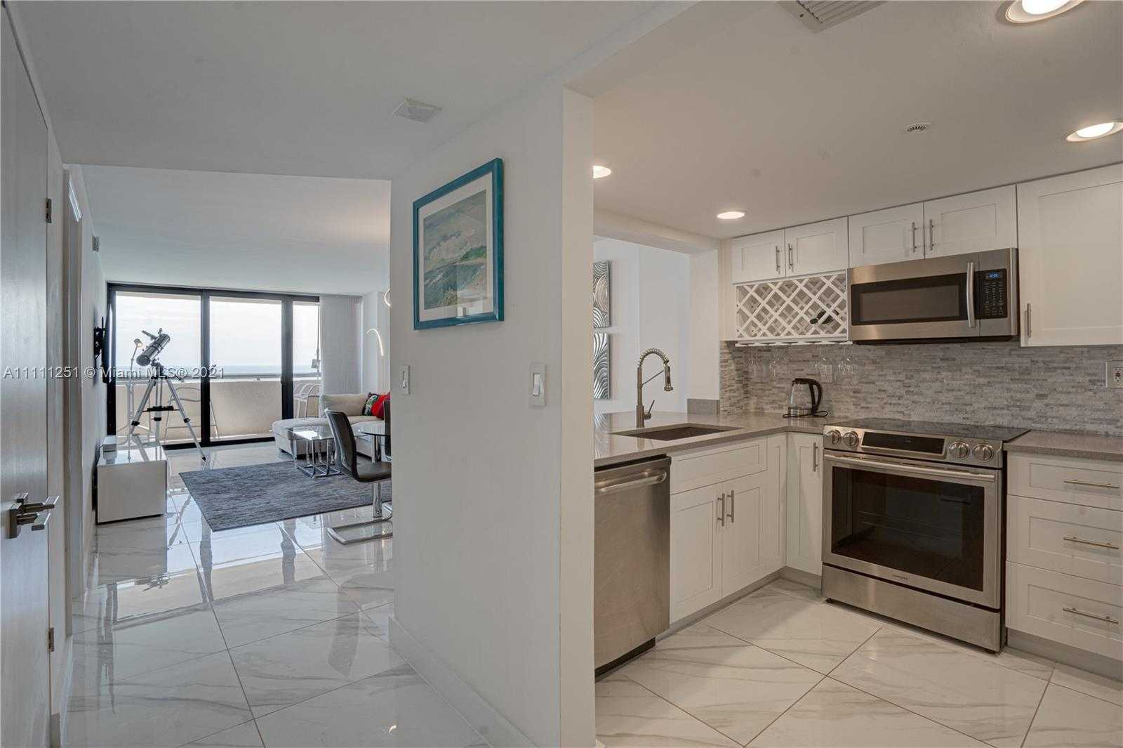 Small Image of 2555 COLLINS AVE #2207, Miami Beach Number 6