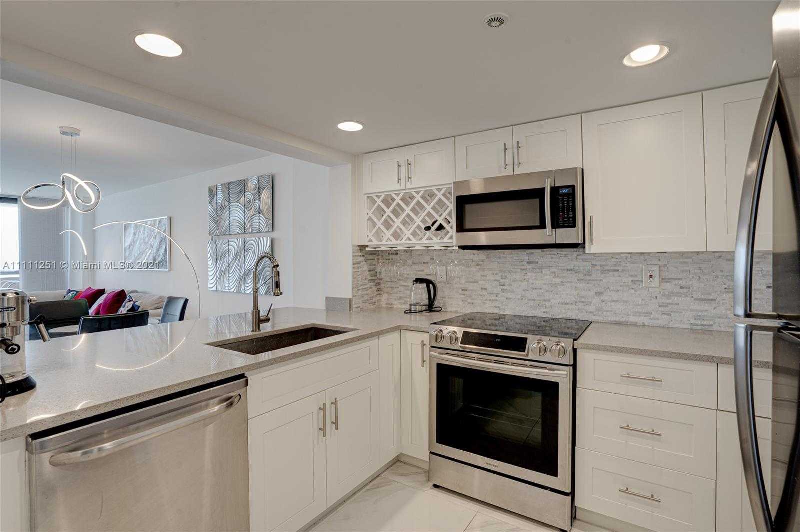 Small Image of 2555 COLLINS AVE #2207, Miami Beach Number 9