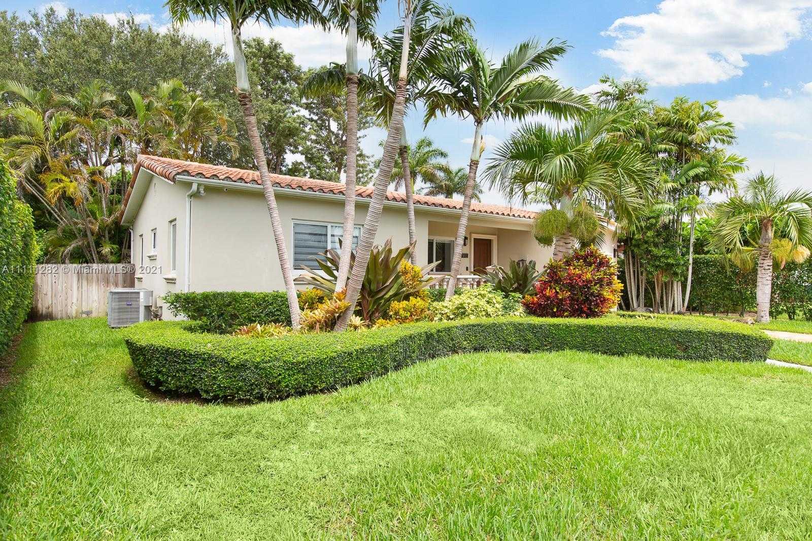 Small Image of 3910 SOUTH WEST 60TH PL, Miami Number 2