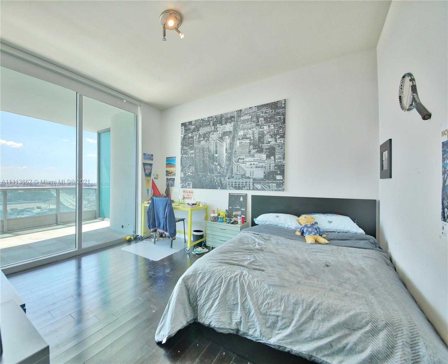 Small Image of 900 Biscayne Blvd, Miami, FL 33132, USA Number 2