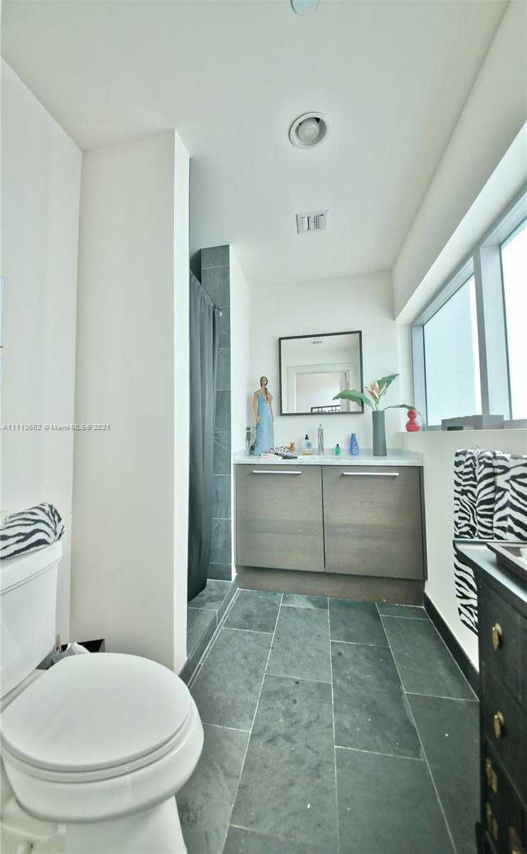 Small Image of 900 Biscayne Blvd, Miami, FL 33132, USA Number 8