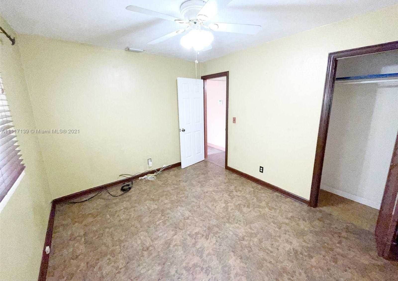 Small Image of 421 47th St, West Palm Beach, FL 33407, USA Number 14