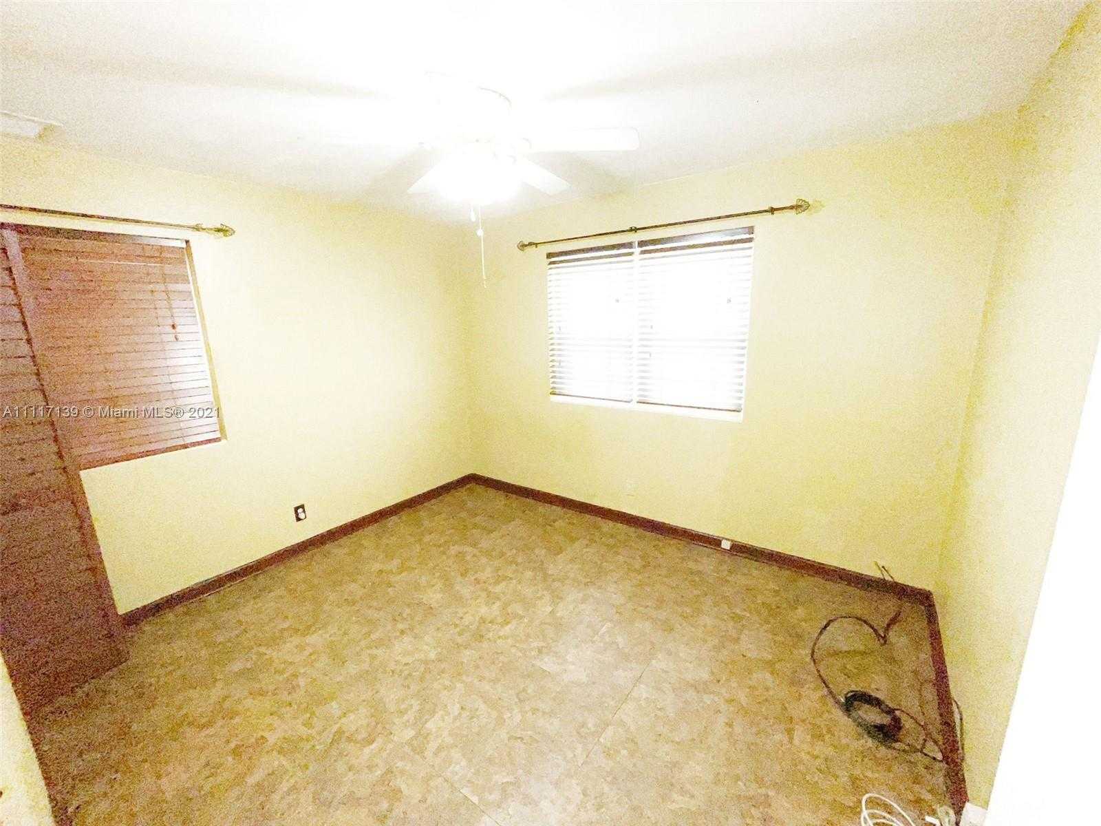 Small Image of 421 47th St, West Palm Beach, FL 33407, USA Number 15